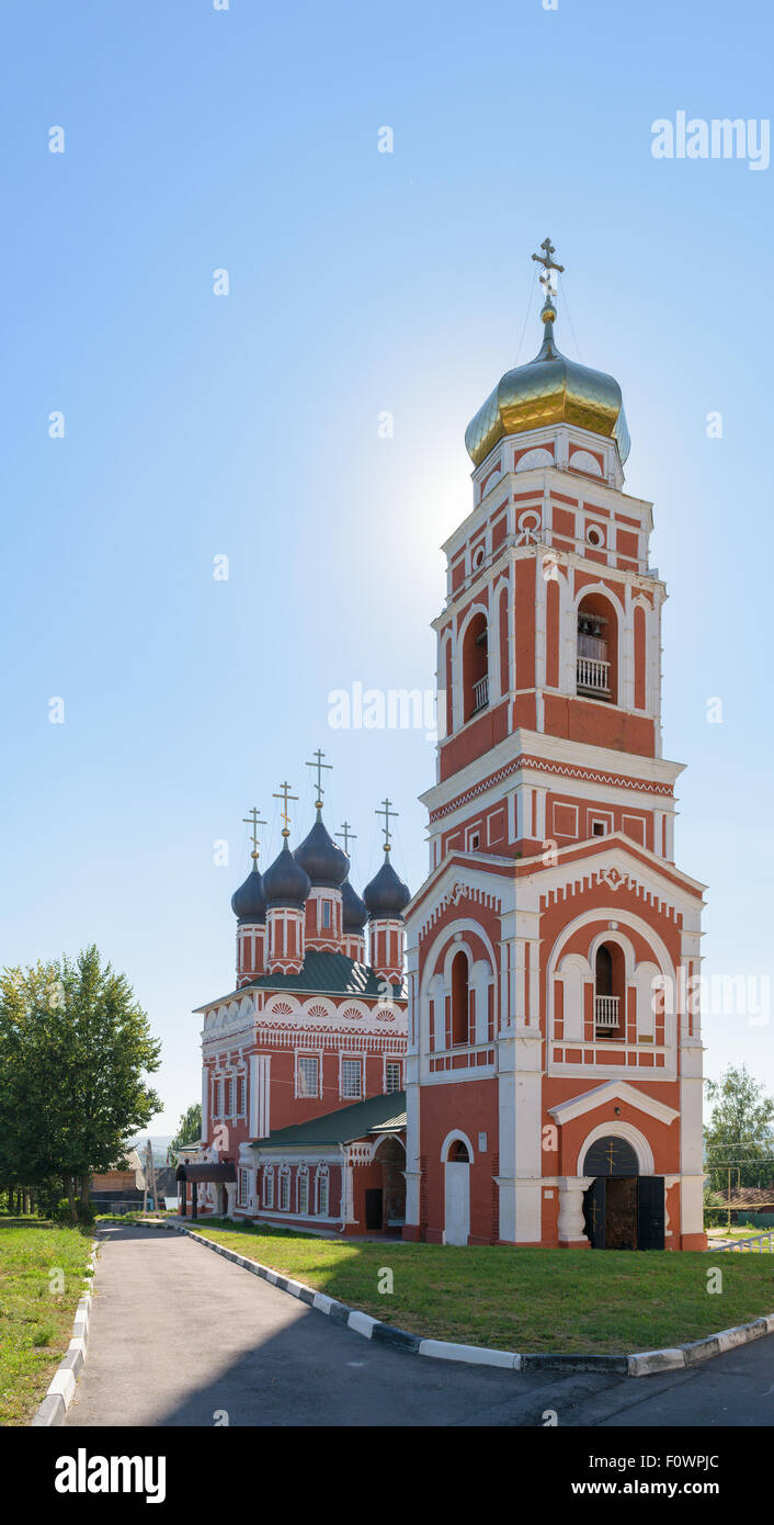BOLHOV DI OREL REGIONE, LA RUSSIA - Agosto 15, 2015: Chiesa della Trinità di mattone contro il blu cielo senza nuvole su una soleggiata giornata estiva Foto Stock