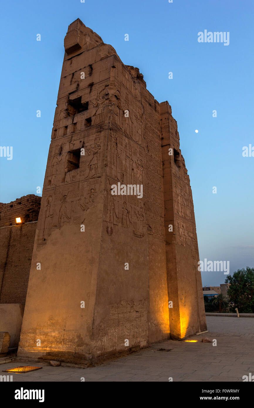 Una vista verticale del pilone del Kom Ombo tempio, Egitto Foto Stock