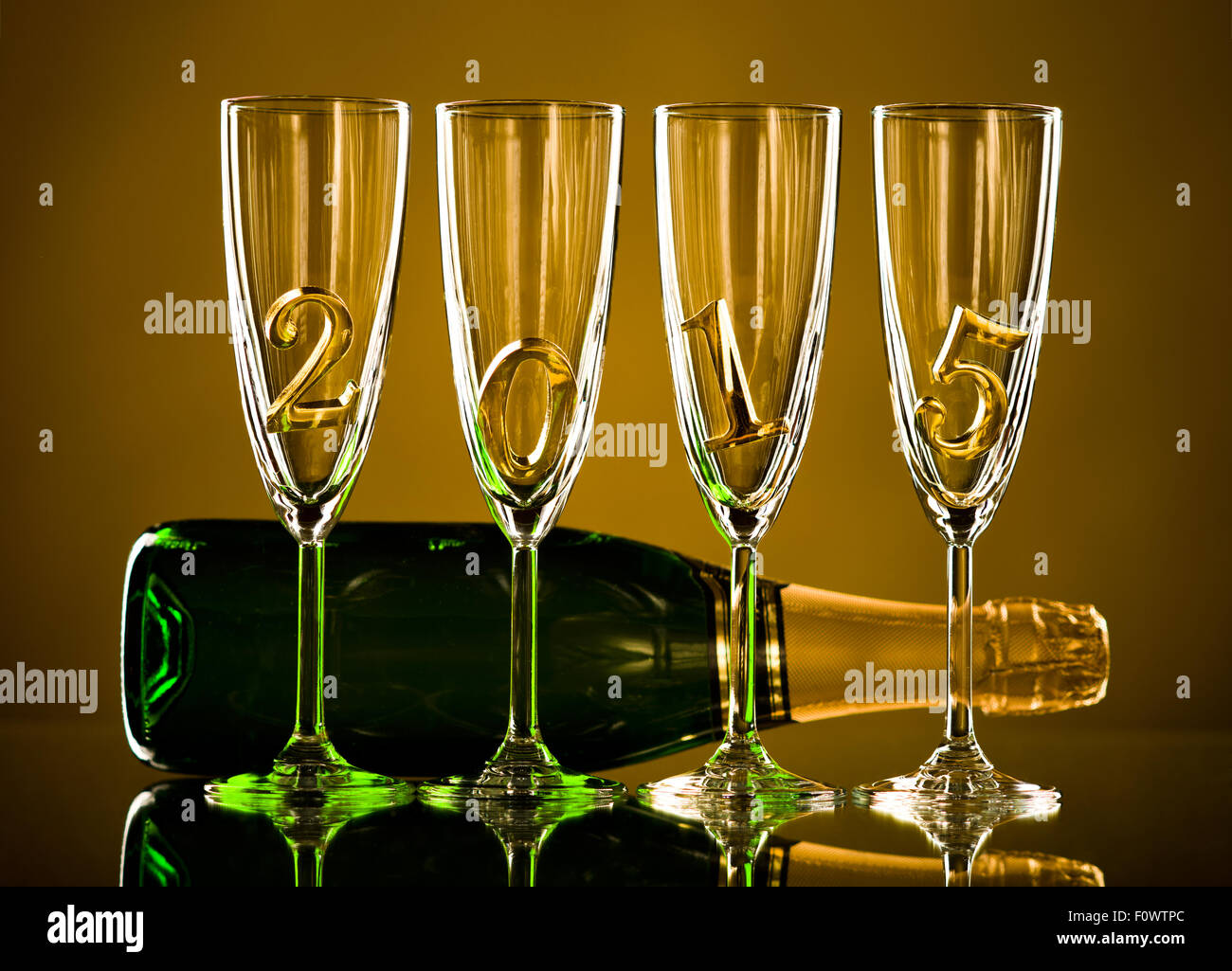 Bottiglia di champagne con quattro calice di vetro e il numero 2015, belle celebrazioni Anno Nuovo concetto foto Foto Stock