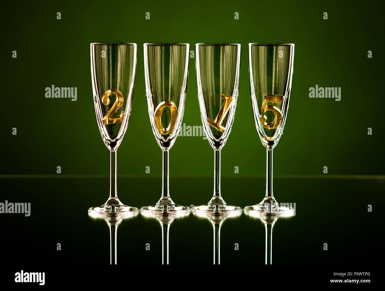 4 calice di vetro per lo champagne con il numero di riferimento 2015, belle celebrazioni Anno Nuovo concetto foto Foto Stock