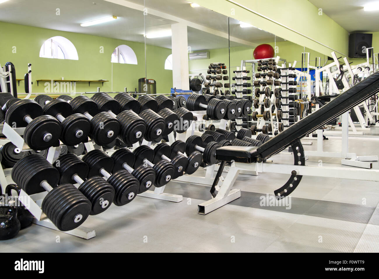 Molti neri manubri in palestra, la foto in orizzontale Foto Stock