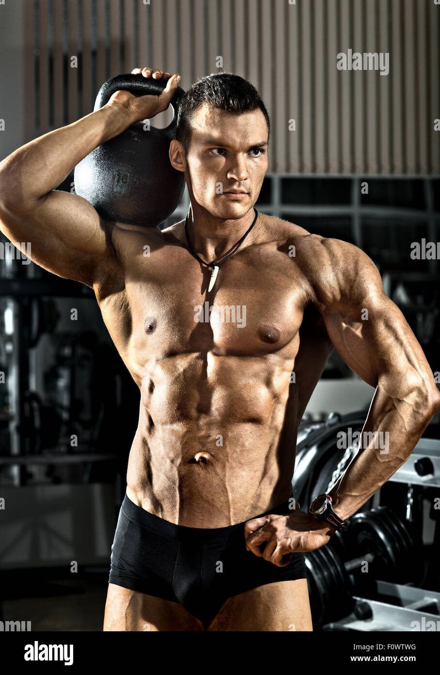 Ritratto molto forte athletic guy - culturista con peso in palestra Foto Stock