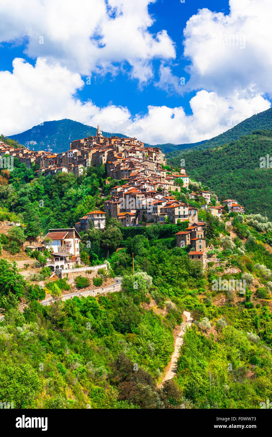 Bella hill top village Apricale - in Liguria, Italia Foto Stock