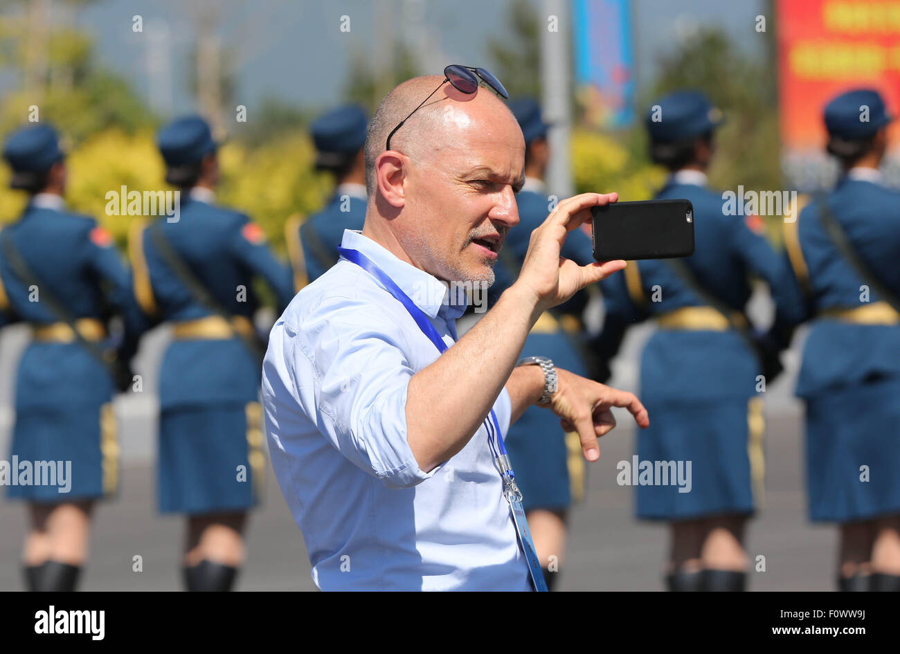 Pechino, Cina. Il 22 agosto, 2015. Un reporter film con il suo telefono cellulare in parata base di formazione a Pechino, 22 Agosto, 2015. Più di 90 giornalisti di oltre 50 medias da casa e all'estero si è recato in visita a Pechino's Parade training base cinese dove i soldati e ufficiali militari partecipano a corsi di formazione per la sett. 3 parata militare in commemorazione del settantesimo anniversario della fine della seconda guerra mondiale. © Yin pista/Xinhua/Alamy Live News Foto Stock