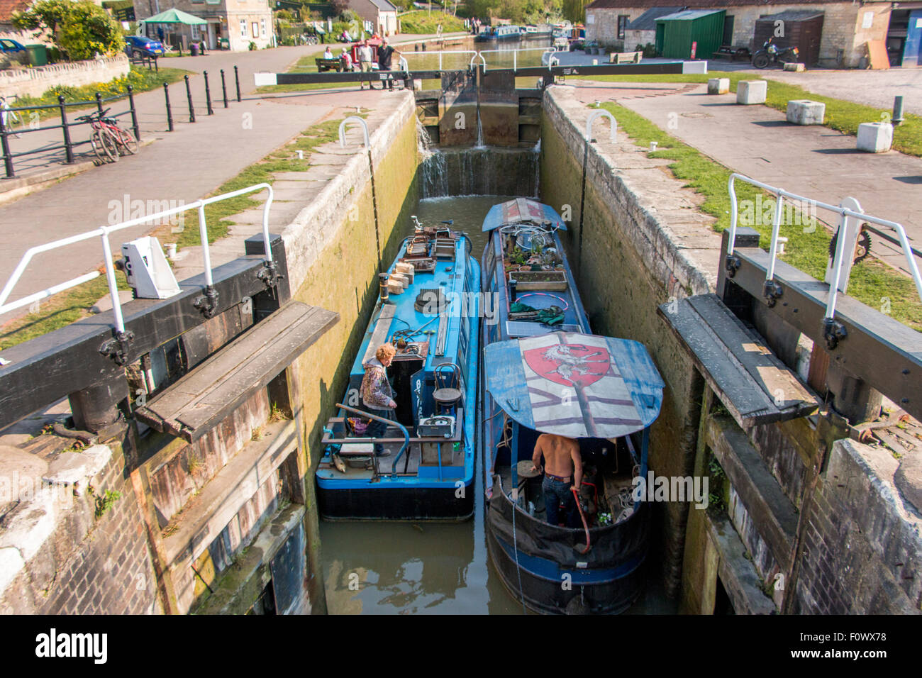 Barca stretta barge con i turisti in una serratura su Kennet and Avon Canal vicino Limpley Stoke Wiltshire Foto Stock