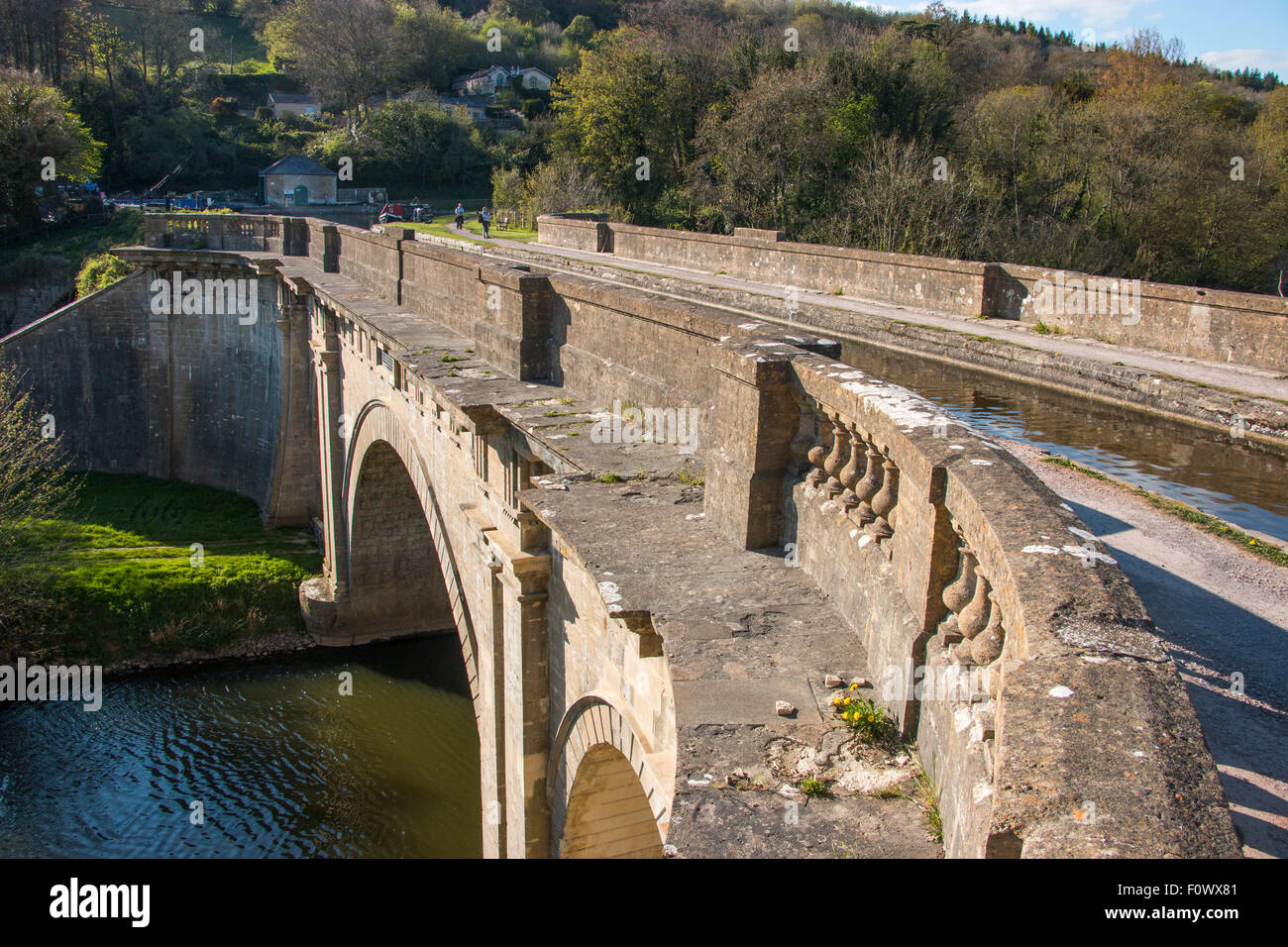 Dundas acquedotto che trasportano Kennet and Avon Canal sul fiume Avon e il Wessex principale linea ferroviaria vicino Limpley Stoke Wiltshire Foto Stock