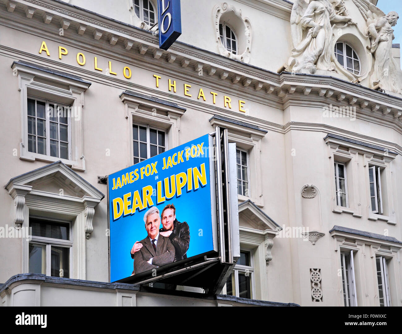 Londra, Inghilterra, Regno Unito. Cari Lupin presso il Teatro Apoolo, Shaftesbury Avenue, fissando James e Jack Fox (Agosto 2015) Foto Stock