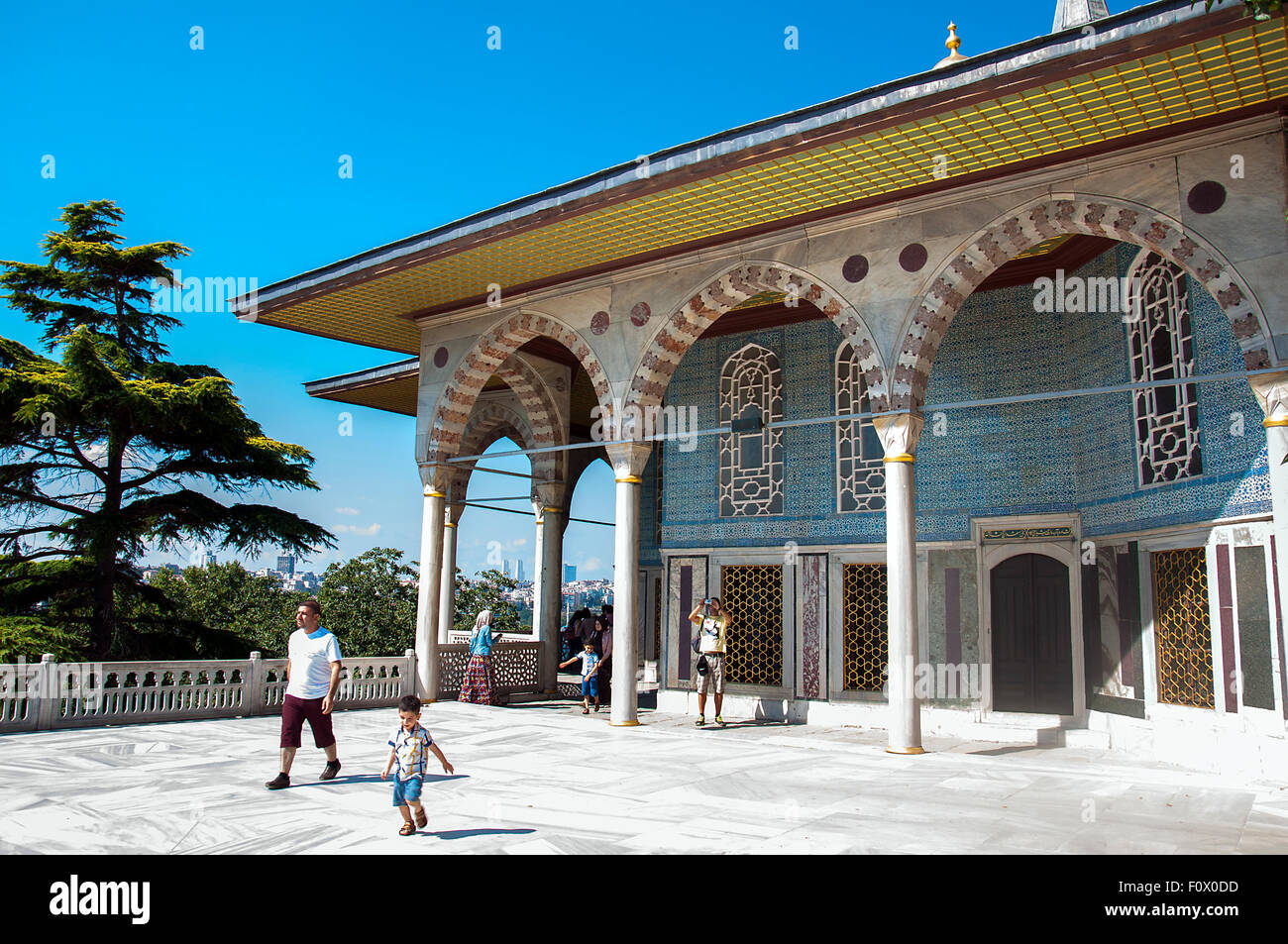 Istanbul, Turchia - 19 agosto 2015: turisti nella terrazza superiore e Baghdad Kiosk, Il Palazzo di Topkapi, Istanbul, Turchia Foto Stock
