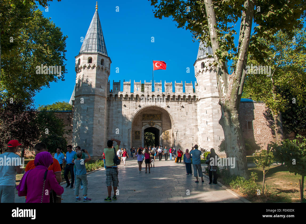 Istanbul, Turchia - 19 agosto 2015: turisti di entrare nella porta del saluto di Palazzo Topkapi Foto Stock