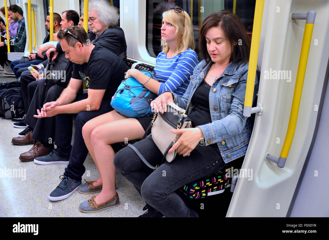 Londra, Inghilterra, Regno Unito. Persone nel trasporto di un tubo della metropolitana treno Foto Stock