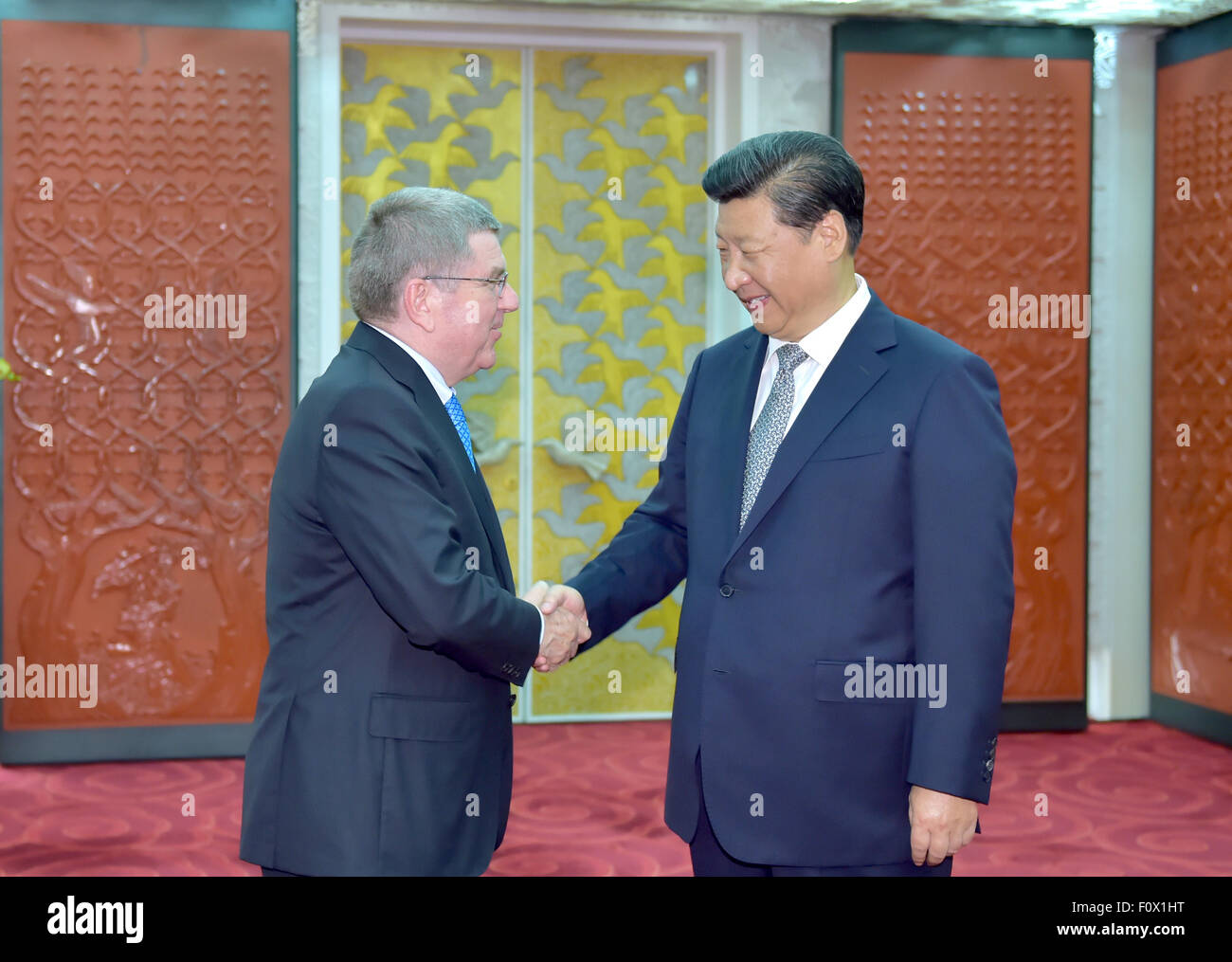 Pechino, Cina. Il 22 agosto, 2015. Il presidente cinese Xi Jinping (R) incontra il presidente del Comitato Olimpico Internazionale (IOC) Thomas Bach a Pechino Capitale della Cina, 22 Agosto, 2015. © Li Tao/Xinhua/Alamy Live News Foto Stock