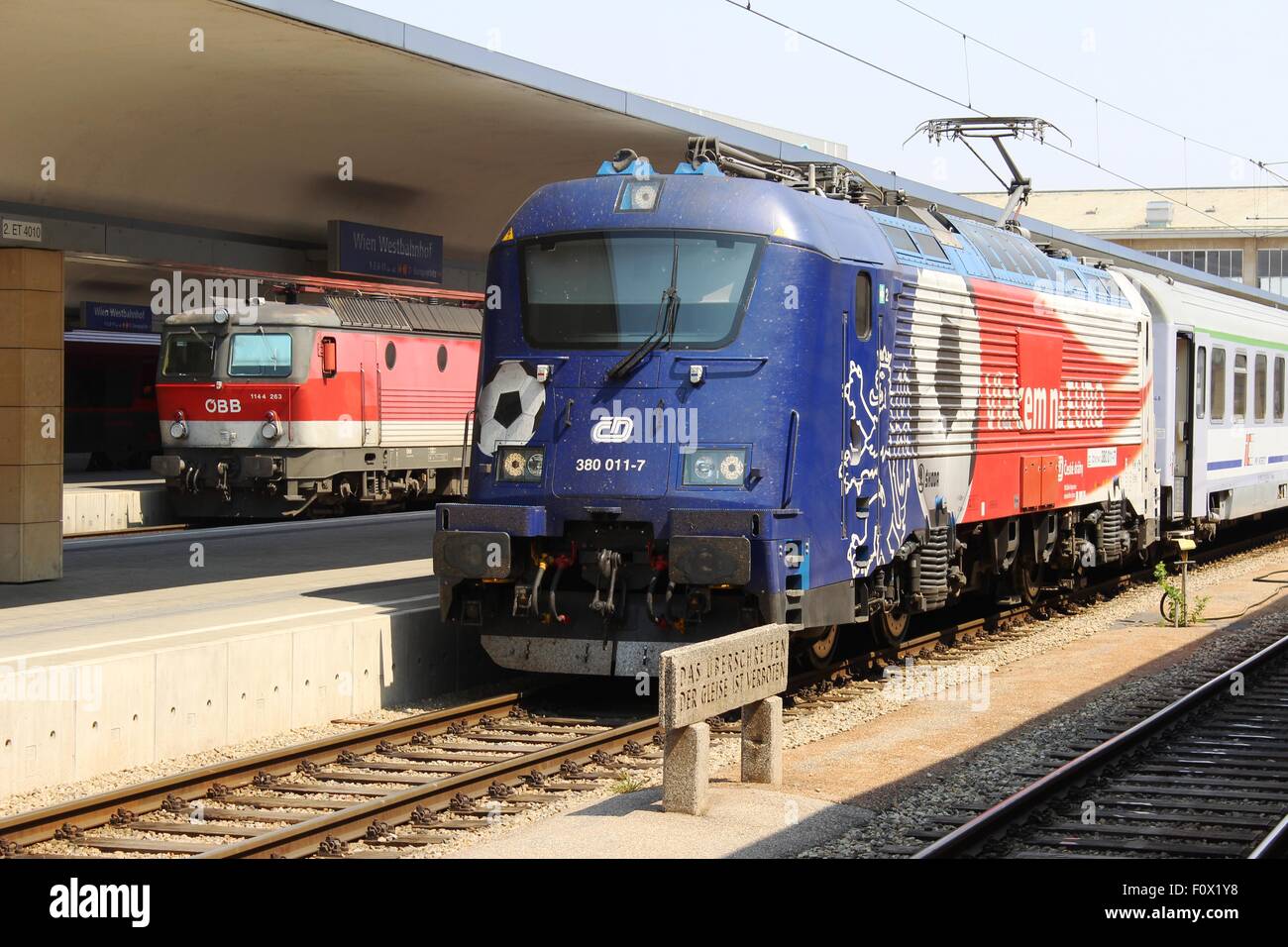 Le ferrovie ceche locomotore elettrico 380 011-7 alla stazione ferroviaria Westbahnhof di Vienna in Austria con un treno a Varsavia. Foto Stock