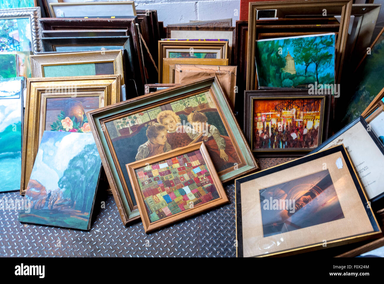 New York City, USA, Old Picture Frame in esposizione in oggetti d'epoca in negozio, quartiere di Brooklyn, zona DUMBO, Foto Stock