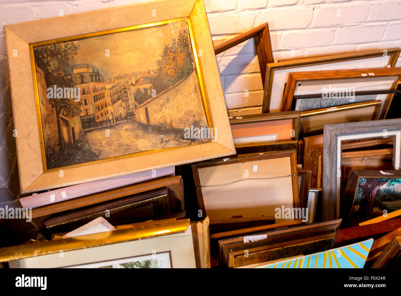 New York City, USA, Old Picture Frame in mostra in oggetti d'epoca, nel negozio locale, quartiere di Brooklyn, zona DUMBO, Foto Stock
