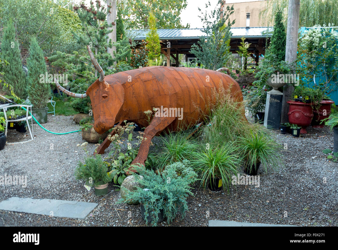La città di New York, Stati Uniti d'America, giardino con scultura di Bull nel quartiere di Brooklyn, DUMBO Area, Gentrification delle zone della città in noi Foto Stock