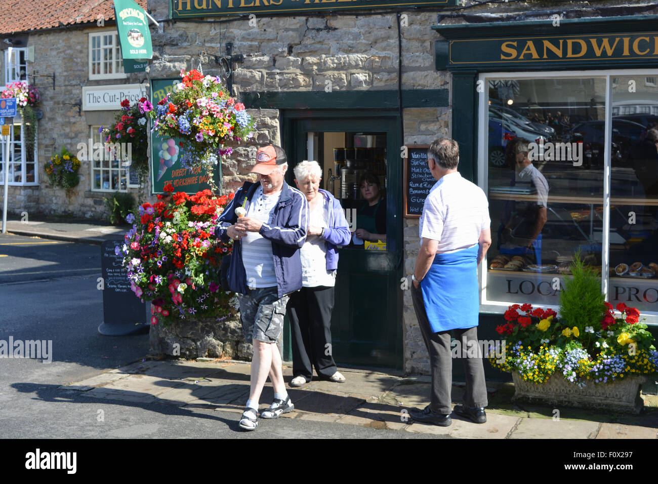 Persone che acquistano gelati da cacciatori di Helmsley, votato come il miglior piccolo negozio nel Regno Unito 2015, North Yorkshire, Inghilterra. Foto Stock