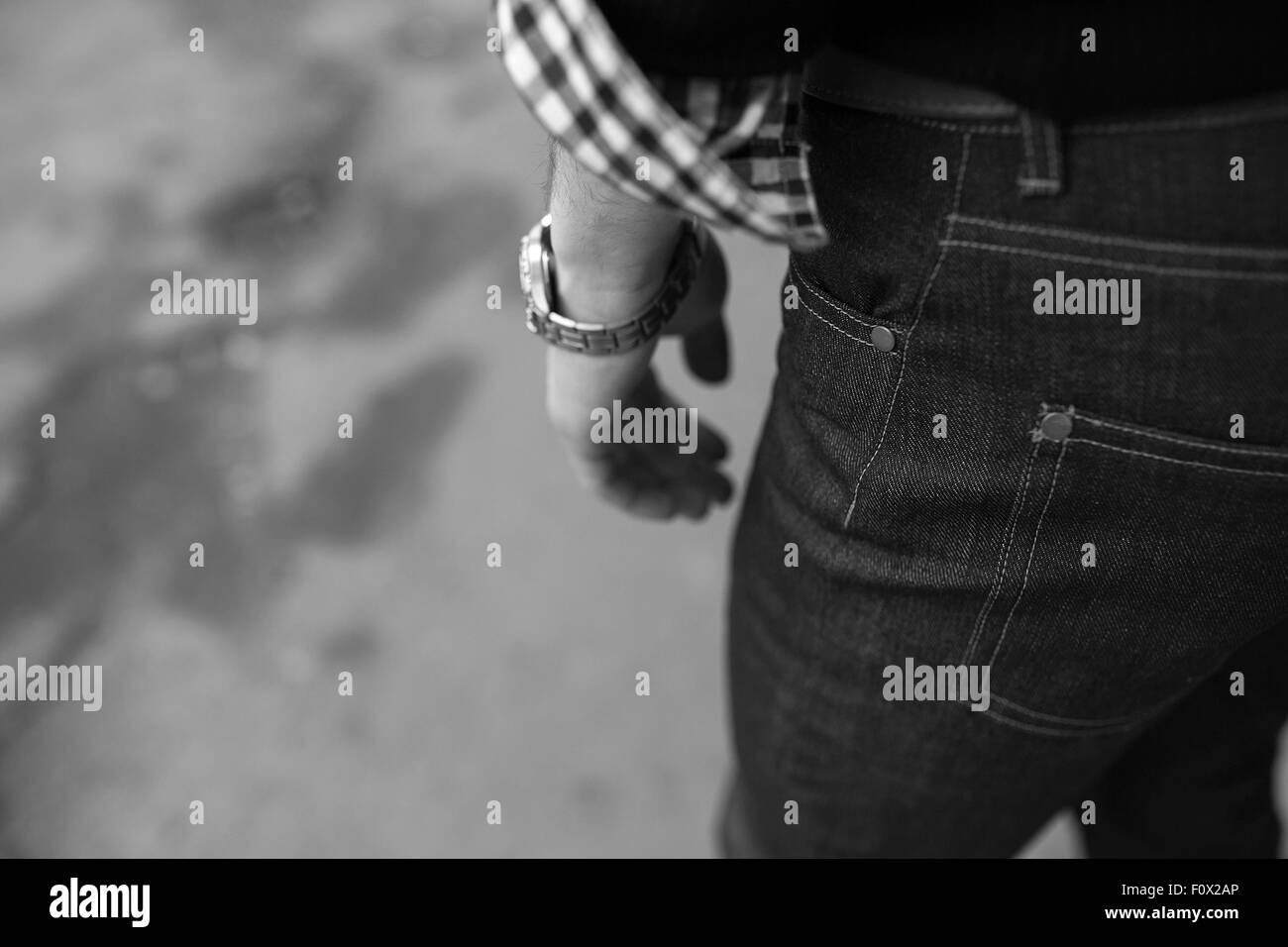 L'uomo vestito di jeans, un close-up shot Foto Stock