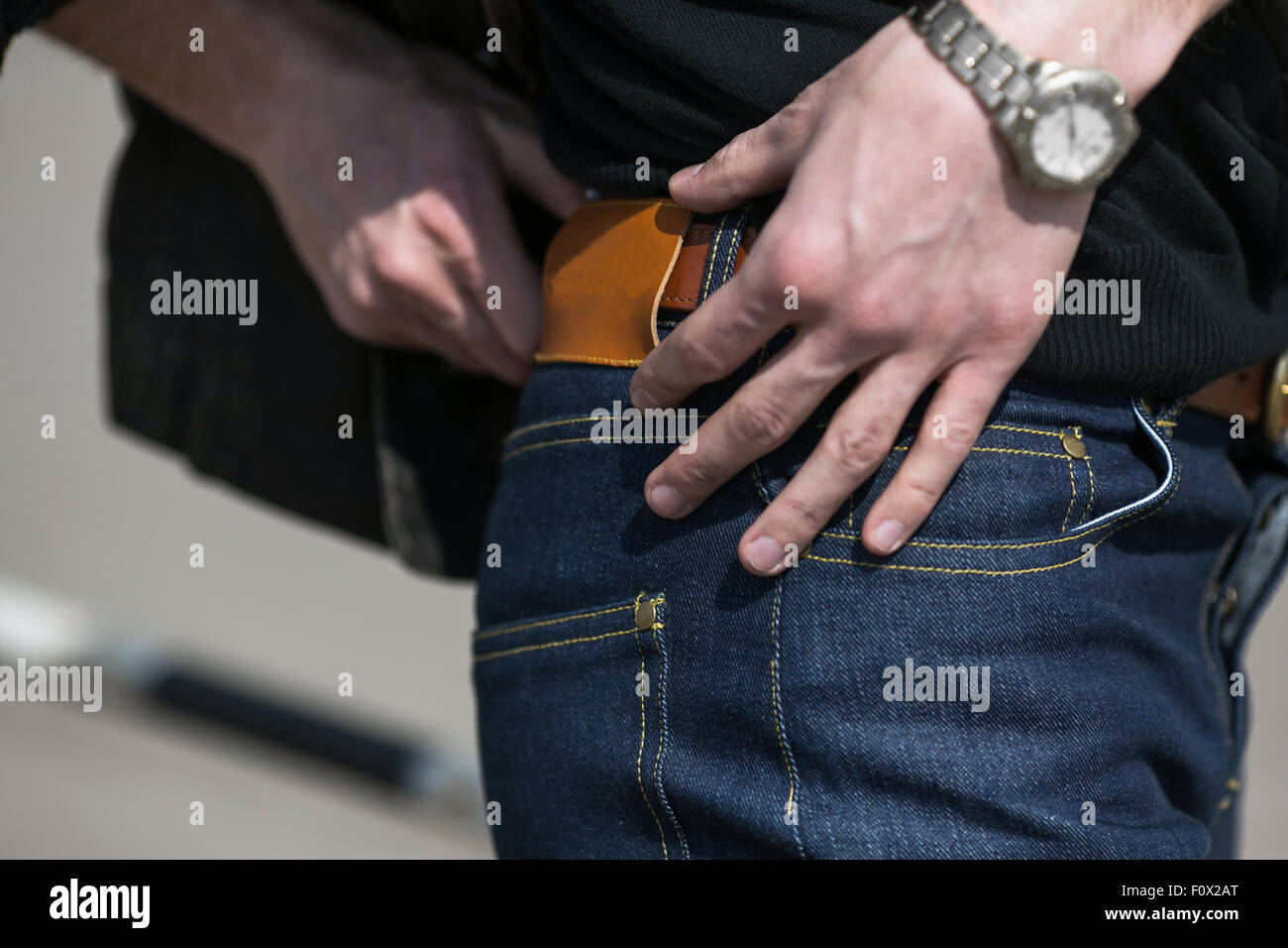 L'uomo vestito di jeans, un close-up shot Foto Stock