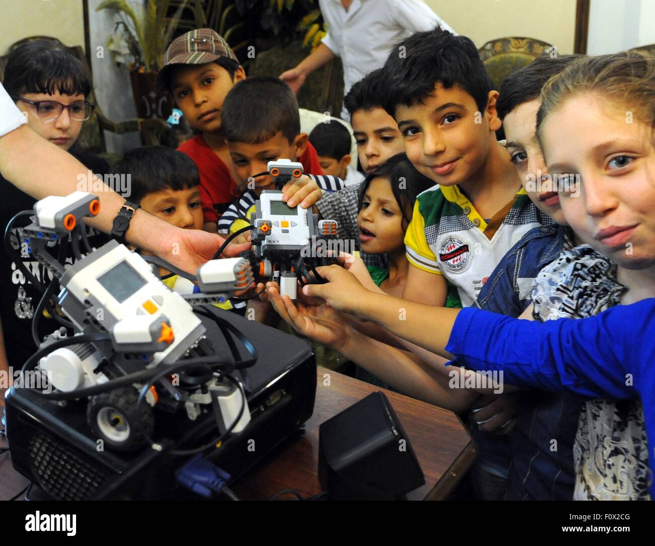 Damasco, Siria. Il 22 agosto, 2015. Siro orfani a frequentare un corso di formazione sulla progettazione di semplici progetti elettronici in un campo estivo in Damasco Capitale della Siria, su agosto 22, 2015. Il corso è stato tenuto dal governo siriano in cooperazione con le associazioni di beneficenza locali per aiutare a sviluppare le competenze dei bambini che hanno perso i loro genitori durante il conflitto in Siria. © Ammar/Xinhua/Alamy Live News Foto Stock