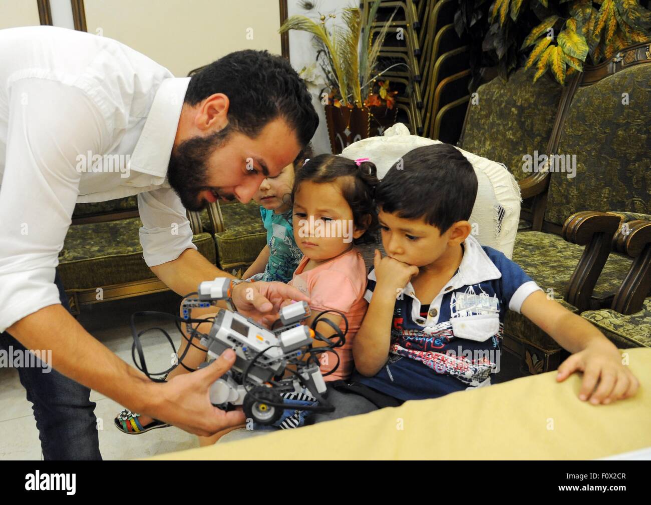 Damasco, Siria. Il 22 agosto, 2015. Siro orfani a frequentare un corso di formazione sulla progettazione di semplici progetti elettronici in un campo estivo in Damasco Capitale della Siria, su agosto 22, 2015. Il corso è stato tenuto dal governo siriano in cooperazione con le associazioni di beneficenza locali per aiutare a sviluppare le competenze dei bambini che hanno perso i loro genitori durante il conflitto in Siria. © Ammar/Xinhua/Alamy Live News Foto Stock