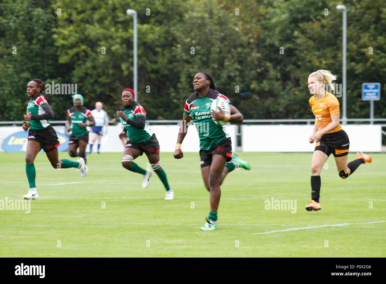 Dublino, Irlanda. Il 22 agosto 2015. Janet Owino (Ken) con la palla durante i Paesi Bassi v Kenya gioco per la donna Sevens qualificatore di serie corrisponde all'UCD Bowl, Dublino. Paesi Bassi ha vinto 22 - 7. Credito: Elsie Kibue / Alamy Live News Foto Stock