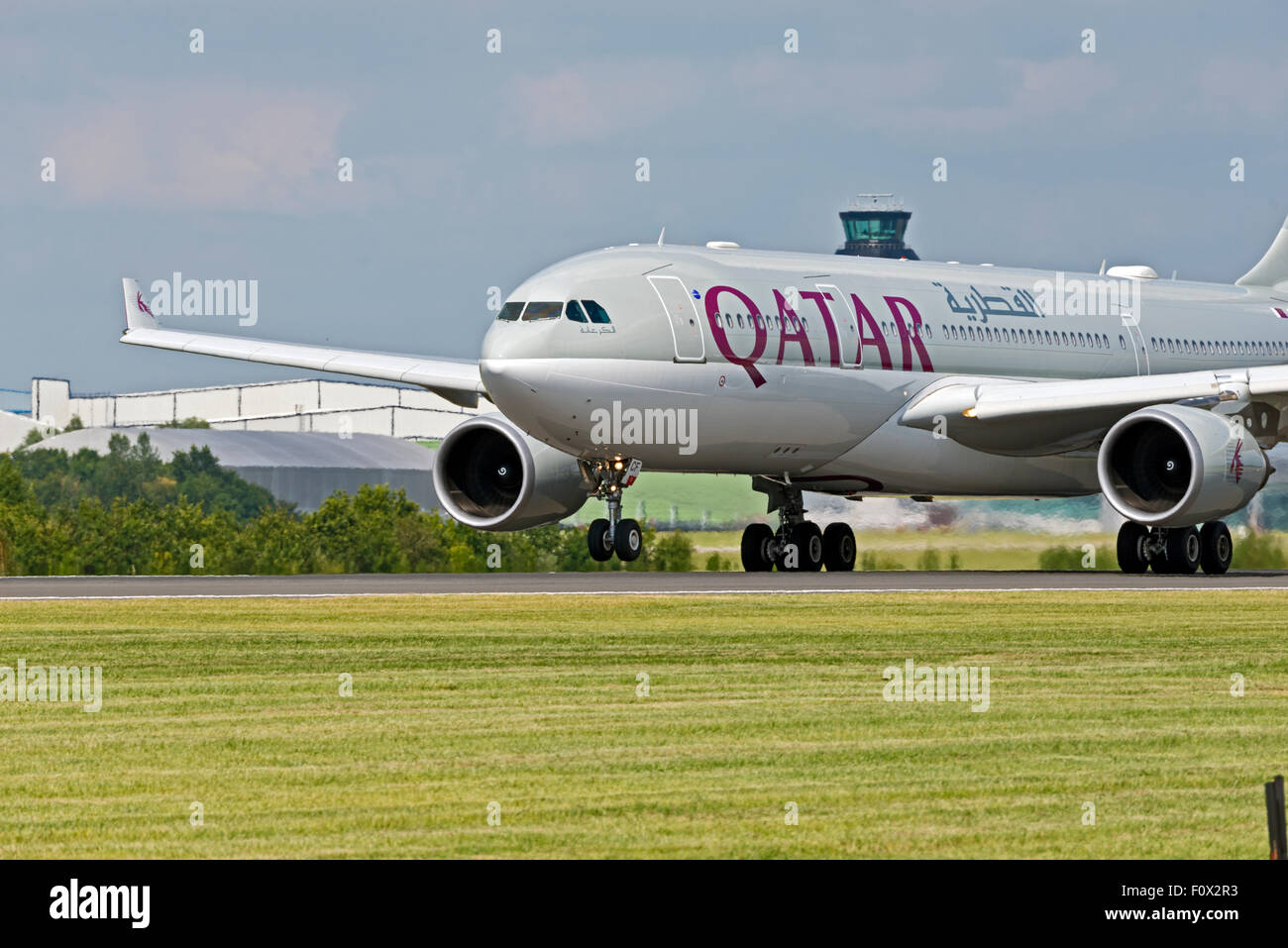 A7-ACF Qatar Airways Airbus A330-200 Aeroporto di Manchester Inghilterra England Regno Unito partenza Foto Stock