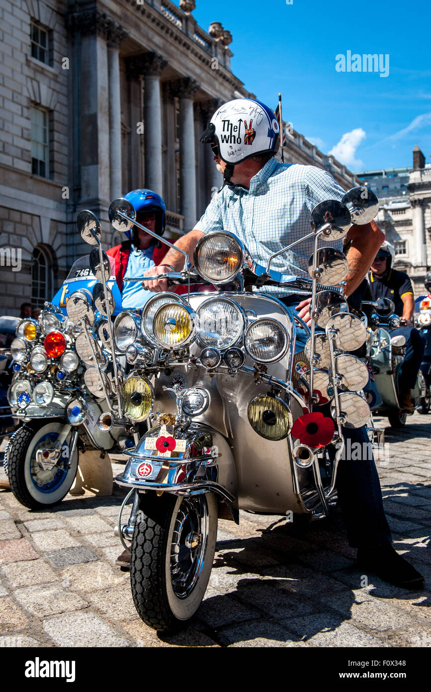 Londra, Regno Unito. 22 Agosto, 2015. Intorno 30 Mods su scooter, comprese le vespe e Lambrettas, arrivare a celebrare il prolungamento del Somerset House 'l'inceppamento: circa il giovane Idea mostra.' Credit: Pete Maclaine/Alamy Live News Foto Stock