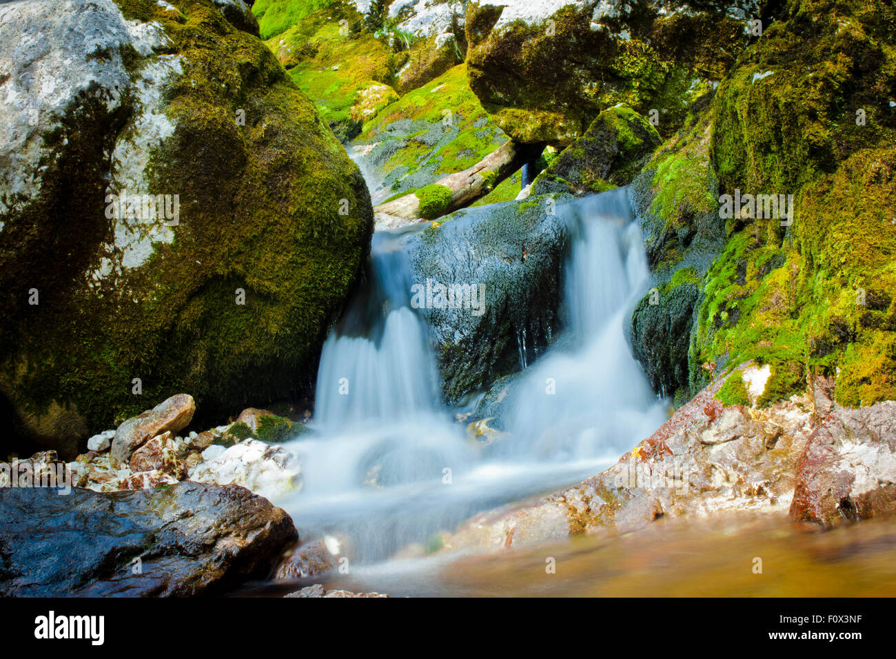 Immagine del fiume Isonzo in Slovenija. Il fiume è konwn come il fiume smeraldo, grazie alle sue splendide acque chiare Foto Stock
