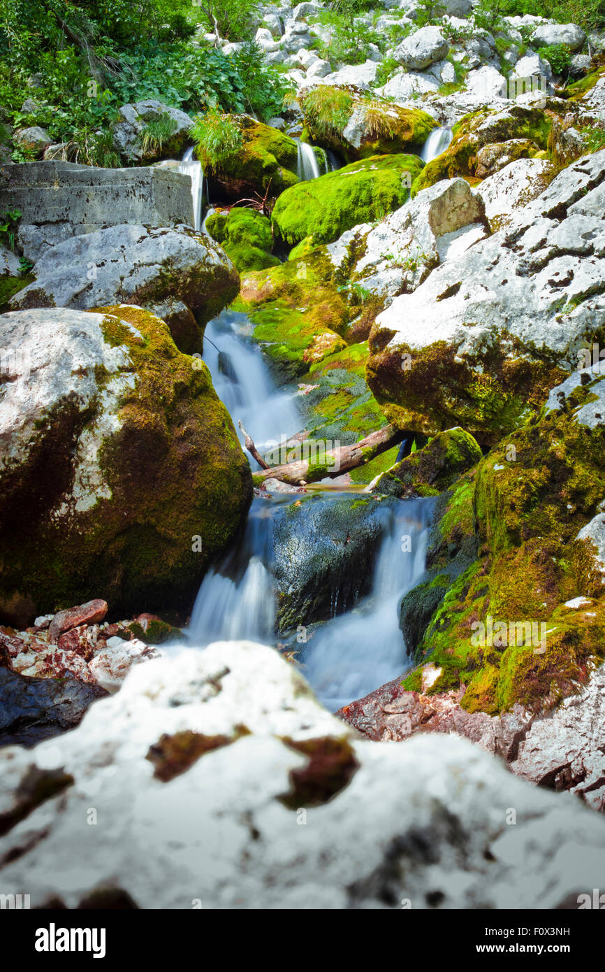 Immagine del fiume Isonzo in Slovenija. Il fiume è konwn come il fiume smeraldo, grazie alle sue splendide acque chiare Foto Stock