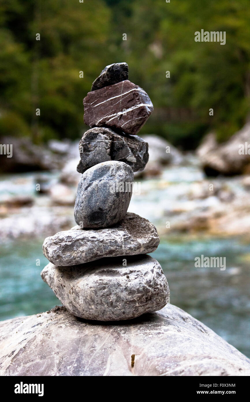 Foto di pietre nel fiume Isonzo in Slovenija. Il fiume è konwn come il fiume smeraldo, grazie alle sue splendide acque chiare Foto Stock