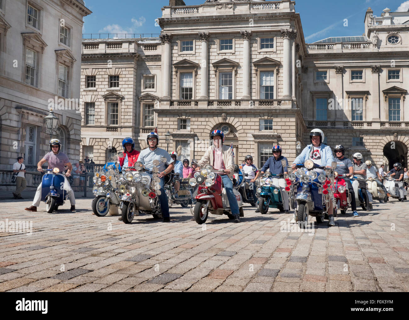 Londra, Regno Unito. Il 22 agosto, 2015. Scooter posse visita al Somerset House a The Strand Londra per visitare l'inceppamento Exhinition 'circa il giovane Idea'. Credito: Martyn Goddard/Alamy Live News Foto Stock