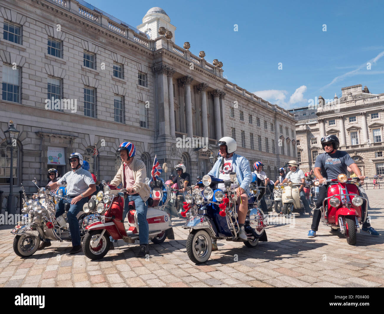Londra, Regno Unito. Il 22 agosto, 2015. Scooter posse visita al Somerset House a The Strand Londra per visitare l'inceppamento Exhinition 'circa il giovane Idea'. Credito: Martyn Goddard/Alamy Live News Foto Stock