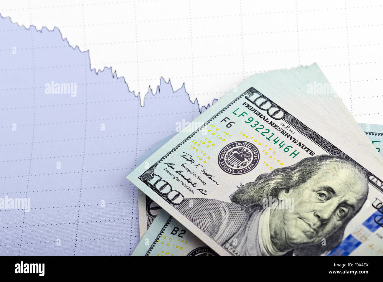 Il concetto di business. Cumulo di fatture del dollaro sulla carta con uno sfondo grafico di business Foto Stock