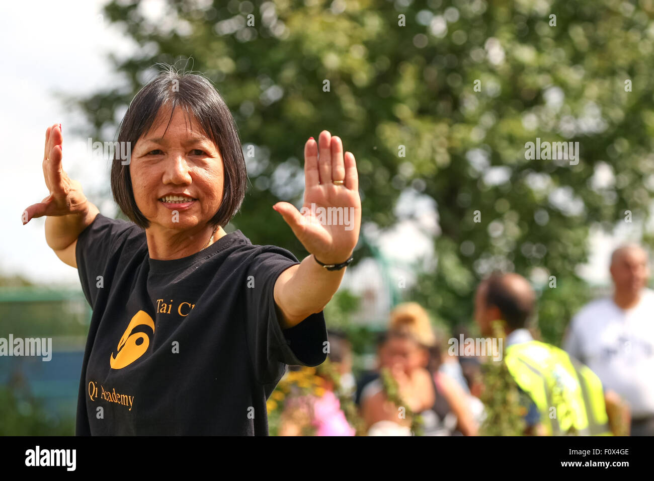 Rotherham REGNO UNITO, 22 agosto 2015. Le famiglie da una vasta selezione di Rotherham la comunità di minoranze etniche si sono riuniti oggi presso il quinto annuale "FunFest" organizzato dall'Eastwood associazione della Comunità. In blazing sunshine membri dell'Asian, nero, Cinese e comunità Rom goduto di musica, cibo e danze e tutto il divertimento tradizionale di un villaggio fete. Nella foto: Jo Mailer da Rotherham Associazione cinese dà un Tai Chi dimostrazione. Credito: Mark fecce/Alamy Live News Foto Stock