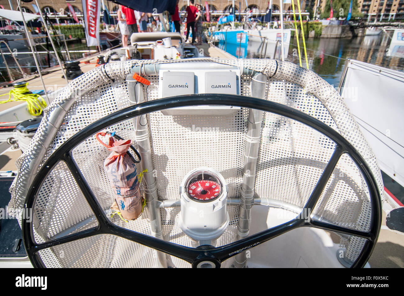 Londra, Regno Unito. Il 22 agosto 2015. In piedi dietro una delle due ruote sterzanti a bordo della Qingdao, uno dei dodici yachts in competizione in The Clipper Round the World Race che sono ormeggiati in St Katherine's Dock, prima della partenza della gara il 30 agosto. Gli equipaggi sono fare gli ultimi preparativi in vista del 40.000 miglia, 11 mese gara. Ogni imbarcazione comprende un equipaggio di 22. Solo lo skipper è un professionista, il resto sono dilettanti, molti dei quali non avevano mai navigato prima di raccogliere la sfida. Credito: Stephen Chung / Alamy Live News Foto Stock