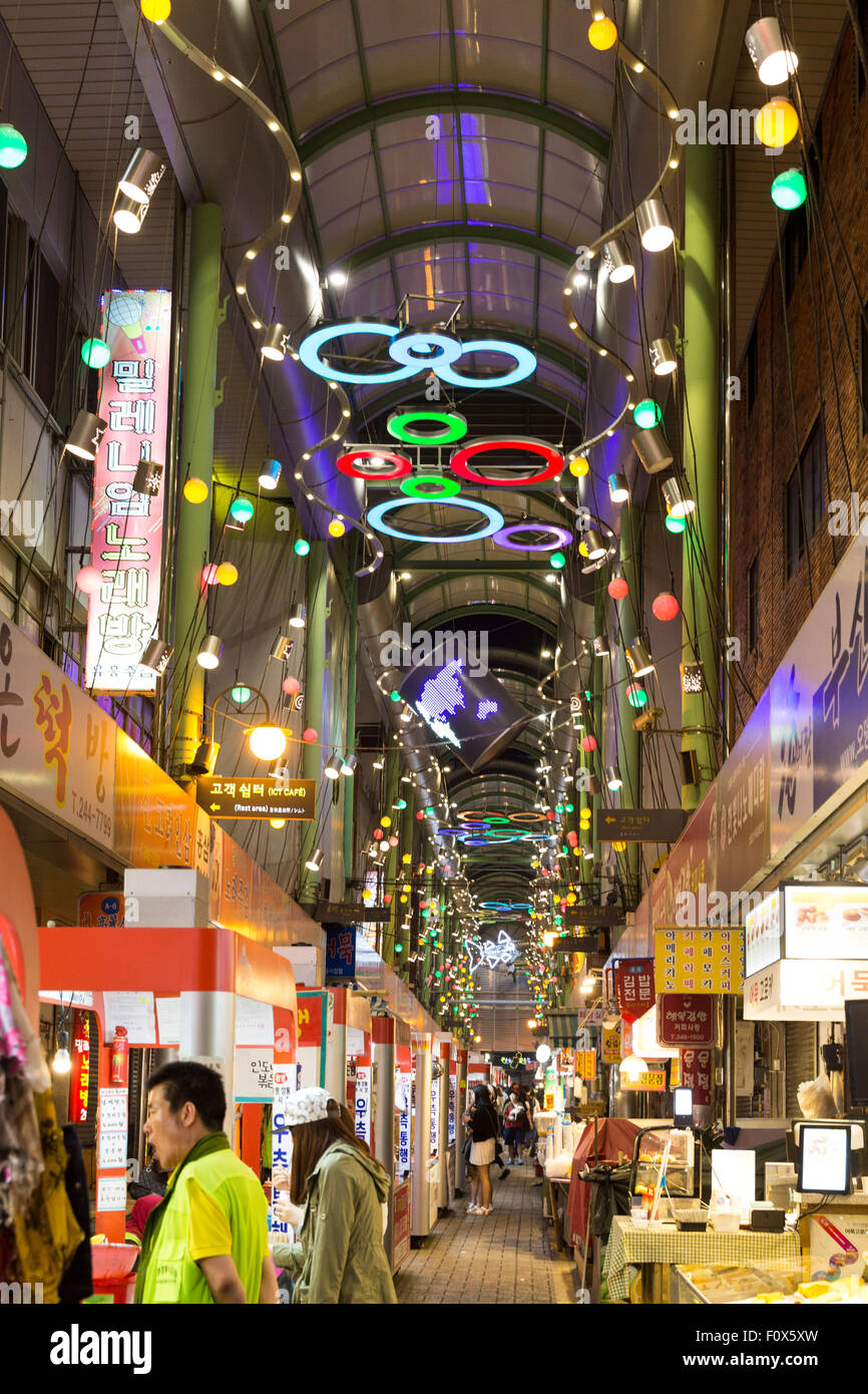 Mercato Gukje di notte, Busan, Corea del Sud Foto Stock