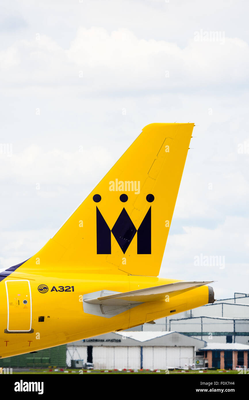 La coda gialla di un monarca Airbus A321-200 aereo che mostra il logo della società Foto Stock