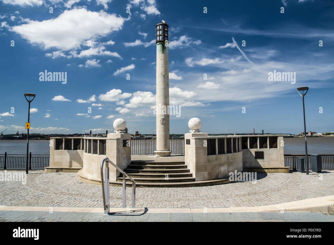 Liverpool, Marina Mercantile Seconda Guerra Mondiale Memorial sul lato della banchina del fiume Mersey Foto Stock