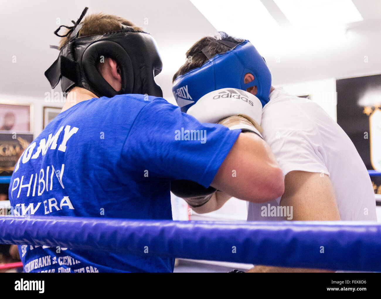 Edinburgh, Regno Unito; 22 agosto 2015; MGM Scozia Boxing formazione pubblica; Tommy Philbin risparmiarsi; MGM Scozia Boxing Formazione pubblica presso la struttura Lochend Amateur Boxing Club; Mark Ingram/Alamy Live News Foto Stock