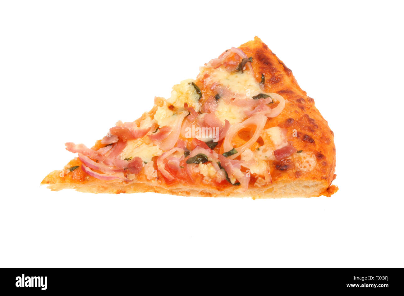 Fetta di formaggio, prosciutto, pomodoro e cipolla rossa pizza isolata contro bianco Foto Stock