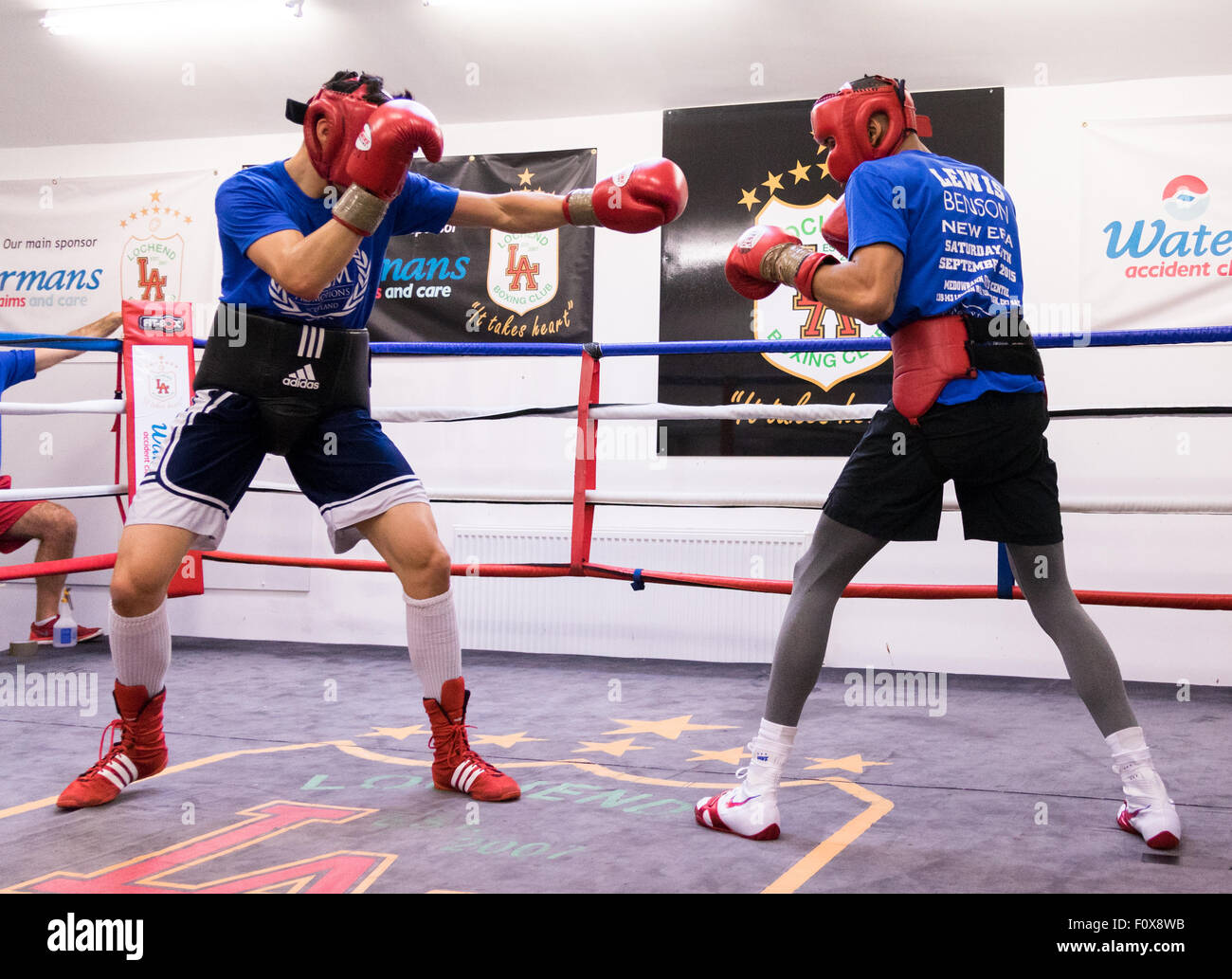 Edinburgh, Regno Unito; 22 agosto 2015; MGM Scozia Boxing formazione pubblica; Lewis Benson e John Thain risparmiarsi; MGM Scozia Boxing Formazione pubblica presso la struttura Lochend Amateur Boxing Club; Mark Ingram/Alamy Live News Foto Stock