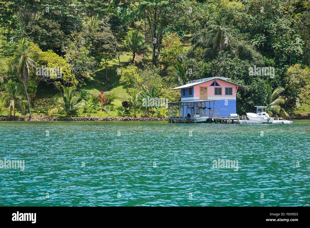 Albergo sul fronte spiaggia sulla Costa Caraibica di Panama con tropical home overwater, Bocas del Toro, America Centrale Foto Stock