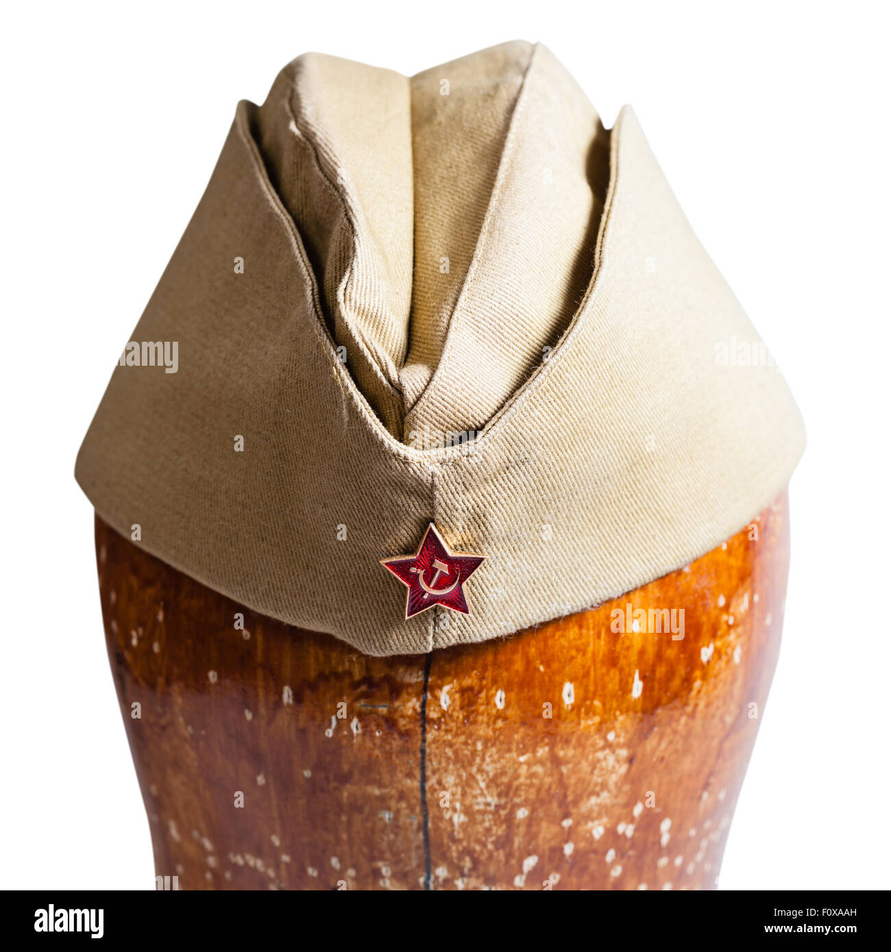 Visualizzazione diretta di militari khaki garrison con cappuccio rosso sovietica star sign sul manichino di legno isolato su sfondo bianco close up Foto Stock