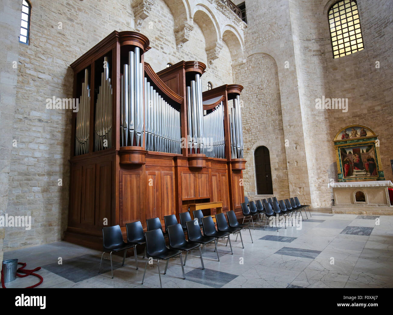 Organo nella Basilica di San Nicola, la chiesa dedicata a San Nicola di Smirne, un famoso luogo di pellegrinaggio in Bari, Pugli Foto Stock