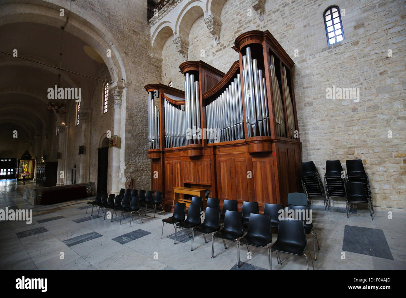 Organo nella Basilica di San Nicola, la chiesa dedicata a San Nicola di Smirne, un famoso luogo di pellegrinaggio in Bari, Pugli Foto Stock