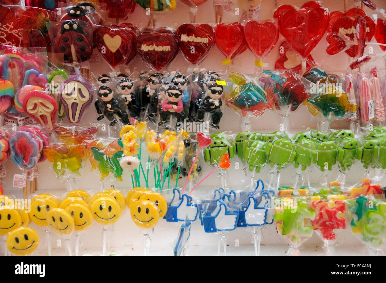 Lollies colorati e dolci in stallo di mercato a Varsavia, Polonia Foto Stock