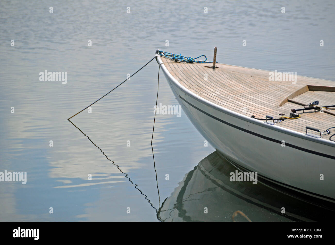 Barca a vela ormeggiata nel piccolo porticciolo sul lago Powidz, Polonia Foto Stock