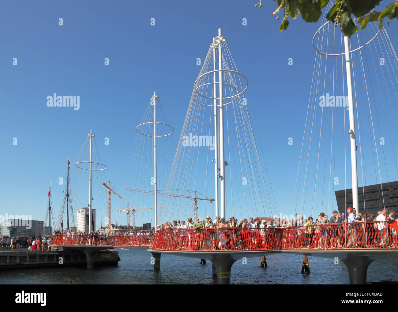 Copenhagen, Danimarca, 22 agosto 2015. In una festosa cerimonia la Cirkelbroen, il cerchio bridge spanning Christianshavn Canal, si è aperto oggi a Copenaghen in presenza di più di 7 mila danesi. Il ponte pedonale è costituito da cinque piattaforme circolari sormontate da alti alberi e sottili cavi in acciaio che si estende dalla parte superiore dei montanti delle ringhiere. Il ponte è un dono da Nordea Fondazione per la città di Copenaghen ed è stato progettato dal Danish-Islandic artista Olafur Eliasson. Foto Stock