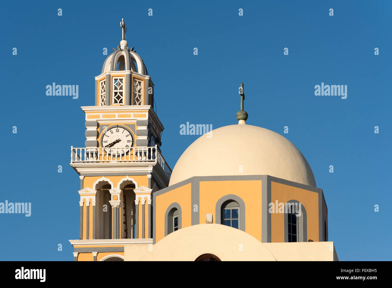 La cupola e la chiesa-torre della cattedrale cattolica di San Giovanni Battista, Fira, Santorini, Grecia Foto Stock