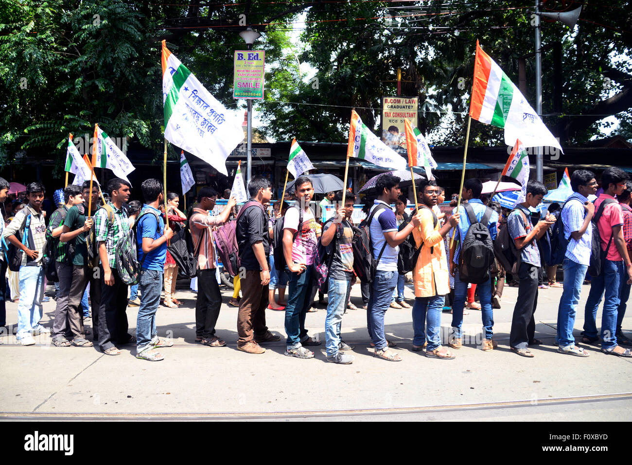 Università della presidenza vice-cancelliere Anuradha Lohia (non visibile) è rimasto sotto gheraoe dalla protesta degli studenti dal venerdì sera fino a oggi sera. Le accuse della polizia assalto su gli studenti che protestavano durante il Chief Minister Mamata Banerjee in visita al campus di venerdì, una sezione degli studenti gheraoe VC e ha chiesto le dimissioni. Presidenza autorità universitarie gestire per organizzare il calendario convocazione di oggi. Vice-cancelliere Anuradha Lohia lasciato l'università di oggi sera come si sentiva malato a causa di questo gheraoe. (Foto di Paolo Saikat/Pacific Stampa) Foto Stock